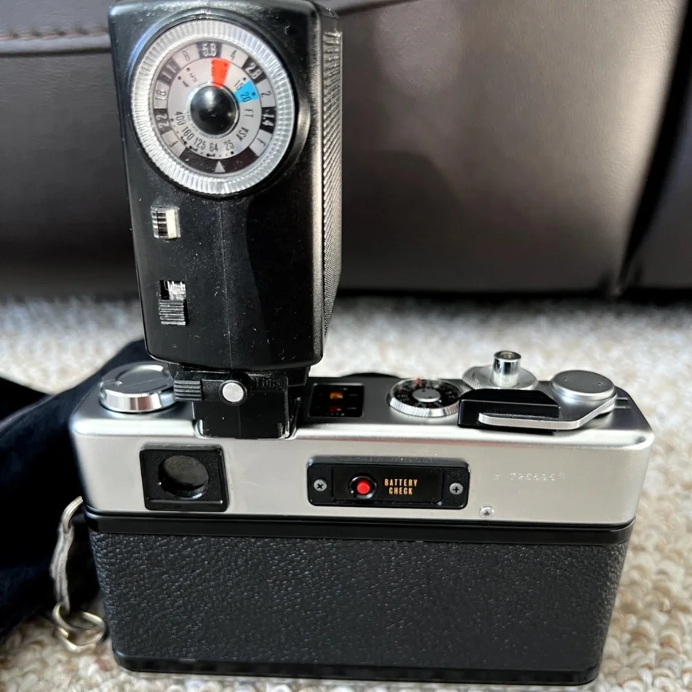 YASHICA ELECTRO 35 GSN Camera w 1:1.7 45mm Lens w/ Vivitar Auto 252 Flash & Case